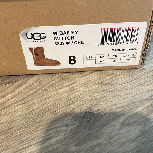 Ugh boots size 8 - Picture 7 of 7